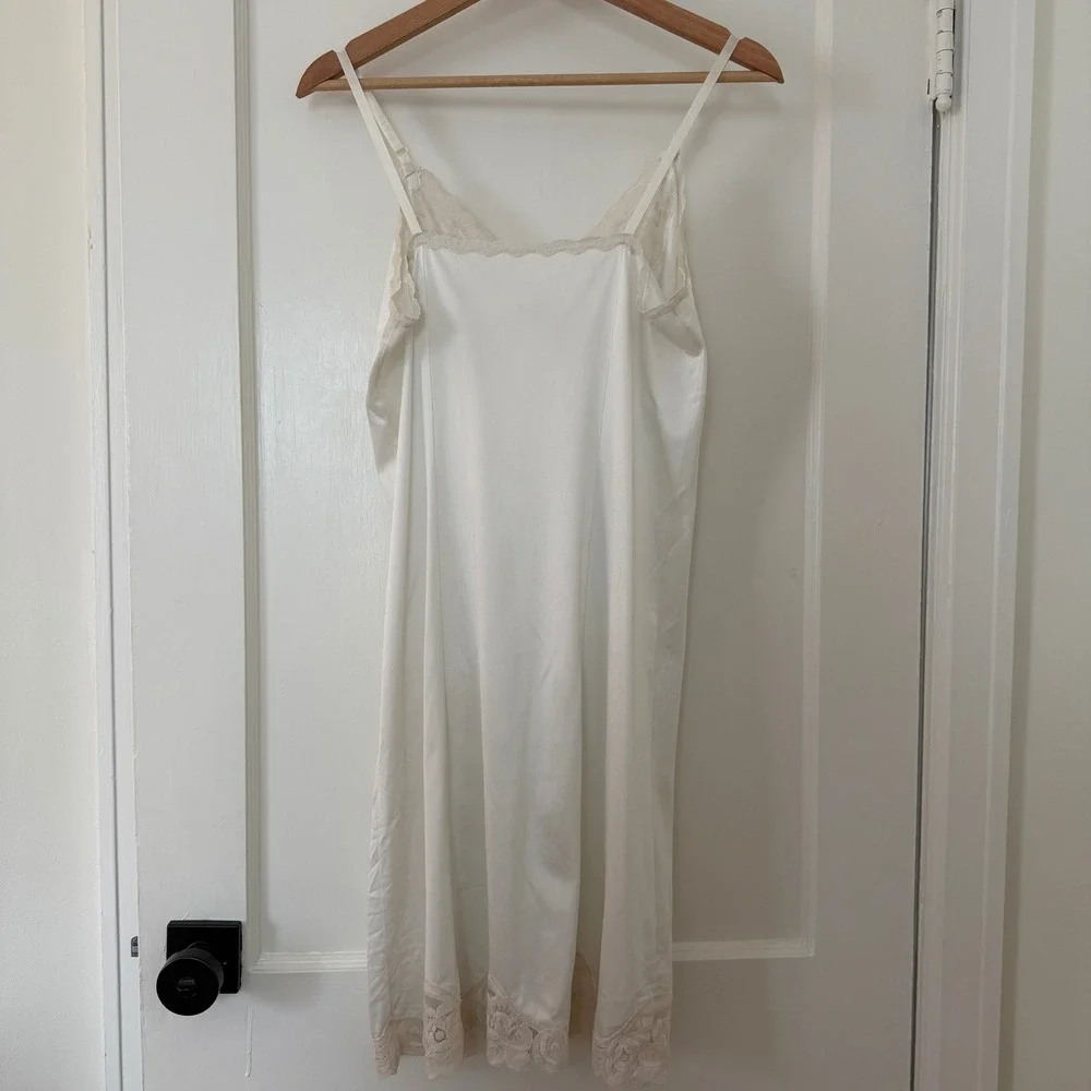 Vntg White Lace Trim Slip Dress Lingerie Floral Scalloped Hem Sz S Retro, Vampy - Picture 3 of 7